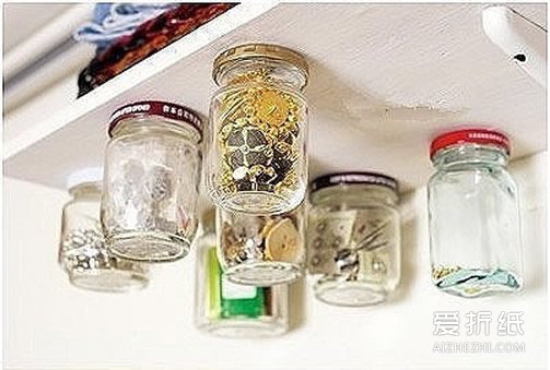 隔板背面安装玻璃罐 实用的家居收纳DIY创意- www.aizhezhi.com